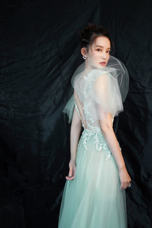 国色天香精品卡一卡二卡三二百